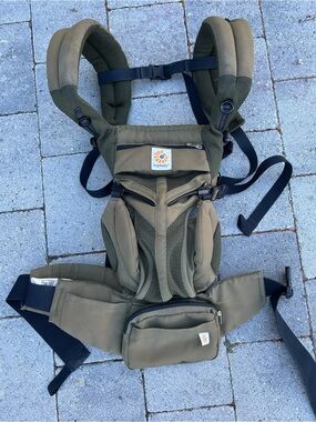 Ergobaby Olive Green Omni 360 Cool Mesh Air Carrier with Padded Straps